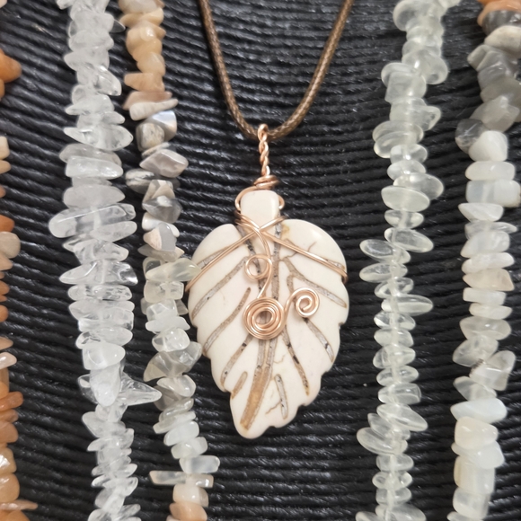 Dyde Howlite Leaf Pendant Necklace Set - Pink, Purple, Green And White - Picture 2 of 2